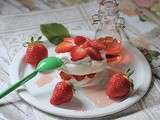 Mini pavlovas aux fraises, basilic et sirop de coquelicot