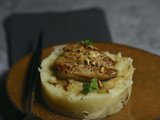 Purée de pommes de terre aux fruits secs et foie gras poêlé