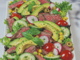 Salade de bœuf au maïs et sauce aux herbes