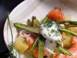 Salade de pommes de terre, saumon cuit doucement et asperges vertes sauce fromage au blanc