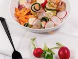 Salade de quinoa aux légumes et rouleaux de courgettes au saumon