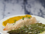 Saumon aux asperges beurre blanc et purée de carottes rôties