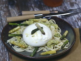 Spaghettinis au pesto de courgettes pointes d’asperges et burrata