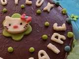 Gâteau d'anniversaire au chocolat décors pâte d'amande