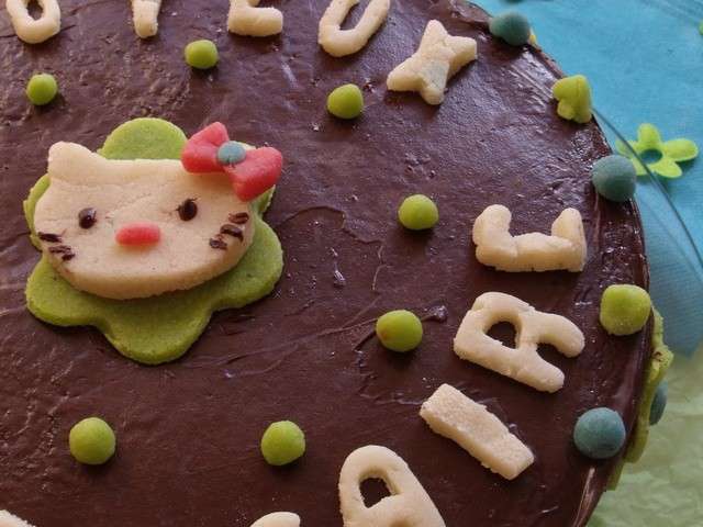 Gâteau d'anniversaire déco bonbons (génoise-pâte à tartiner à la noisette)  - Caouète aux fourneaux