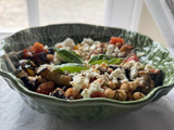 Salade tiède d’aubergines, tomates, feta et sauce citron ail noir