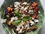 Salade tiède d’aubergines, tomates, feta et sauce citron ail noir