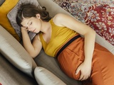 Peut-on dormir en toute sécurité sur un canapé quand on est enceinte