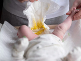 Selles jaunes chez le bébé : causes et signes d’alerte