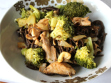 Nouilles sautées aux brocolis, noix de cajou et poulet