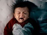 Gérer les pleurs de bébé : astuces et conseils pratiques à connaître