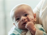 Tout savoir sur les avantages et inconvénients des différentes méthodes de portage pour bébé