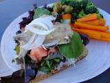 Assiette complète : légumes et tartine aux sardines