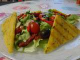 Polenta grillée, salade verte, olives et tomates séchées