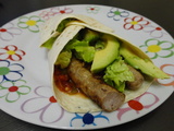 Wrap saucisse, avocat, sauce tomate et poivron