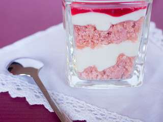 Trifle aux framboises et aux biscuits roses de Reims