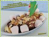Coupe glace vanille, tranches de banane et guimauve, sur sauce chocolat et amandes effilées