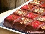 Gâteau moelleux au chocolat, comme un brownies mais avec des pralines roses