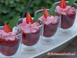 Verrines de fraises et ananas rôtis au caramel, vinaigre balsamique et chantilly rose