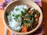 Curry rouge de poulet, aubergine et kale