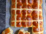 Hot cross buns : petites brioches anglaises de Pâques