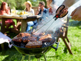 Barbecue d’extérieur au feu de bois : authenticité et convivialité à la maison