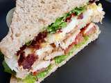 Club sandwich au poulet, bacon et oeuf
