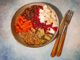 Buddha bowl aux lentilles, carottes, quinoa et mozzarella