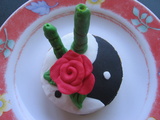 Idée de cadeau gourmand : le cupcake et sa décoration en pâte à sucre zen