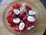 Salade d’été aux radis, tomates et poivrons