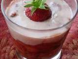 Verrine compotée de fraises à la menthe & fromage blanc