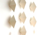 Mobile de losanges blancs diaphanes avec le Paper Gems Jewel Fiskars