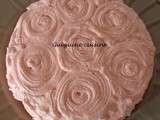Cake au chocolat fourré à la cerise, décoré de roses roses