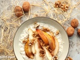 Porridge crémeux au yaourt, poire et noix