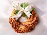 Babka salée au pesto rouge façon couronne de Noël