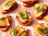 Crostini au brie « brûlée » et pêche : l’apéro TikTok de l’été