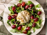 Délicieuse salade de burrata, raisins, pignons et za’atar