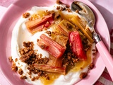 Mi-brunch, mi-dessert : le skyr à la rhubarbe rôtie et au crumble