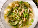 Minestrone verte de printemps : la soupe pleine de légumes