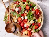 Salade de pâtes caprese aux fraises