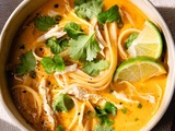 Soupe thaï au poulet, un bol de douceur au curry rouge