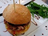 Burger du Sud-Ouest au confit de canard, fondue de brebis et mesclun