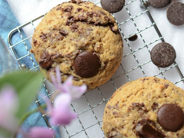 Cookies au beurre de cacao, noix, café et chocolat