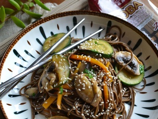 Nouilles soba et petits légumes