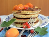Pancakes à la farine d'épeautre abricots et groseilles