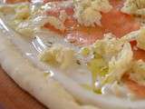 Pizza blanche au saumon et la mozzarella