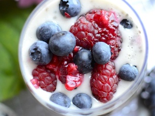 Pudding chia aux framboises et aux myrtilles