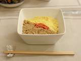 Bol de riz aux œufs brouillés et poulet haché (soboro donburi)