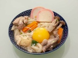 Nouilles udon mijotées dans une soupe miso (miso-nikomi udon)