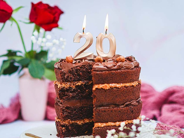 Gâteau d'anniversaire au praliné Elle & Vire - Recettes pour épater les  copains - Elle & Vire